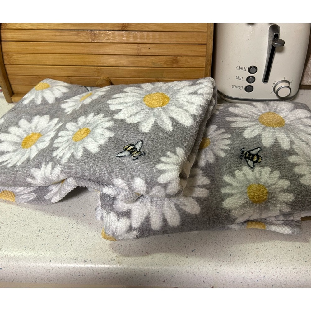 Deborah Connolly daisy and bumblebee bath towels